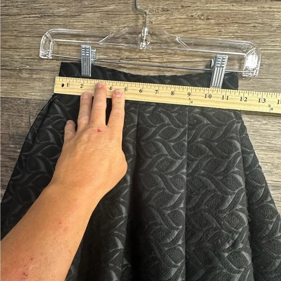 Elegant Black Patterned Skirt - Picture 2 of 6